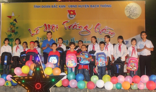 Thường trực Tỉnh đoàn trao quà cho học sinh có hoàn cảnh khó khăn của huyện Bạch Thông